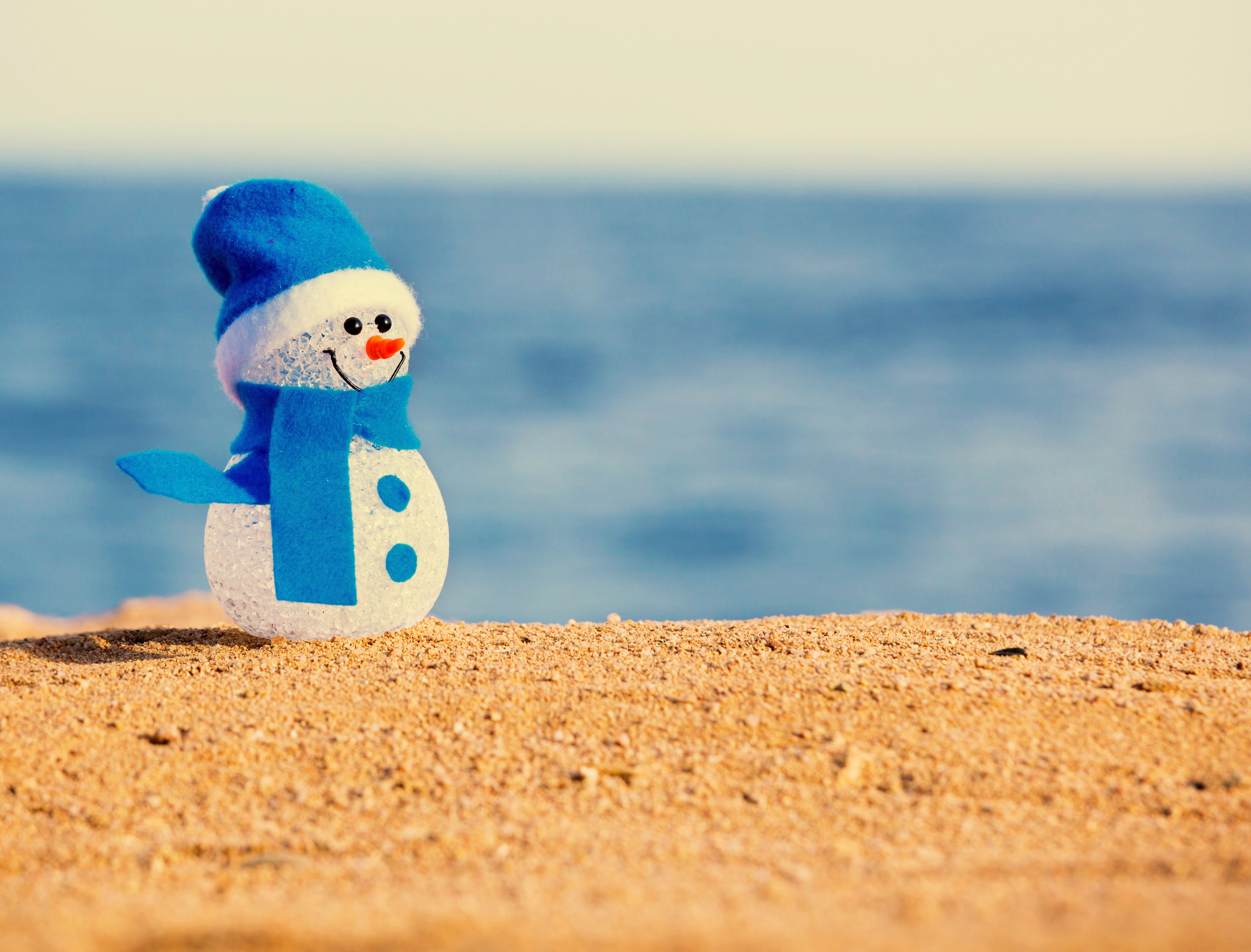 Snowman-on-sand-000052129260_Full